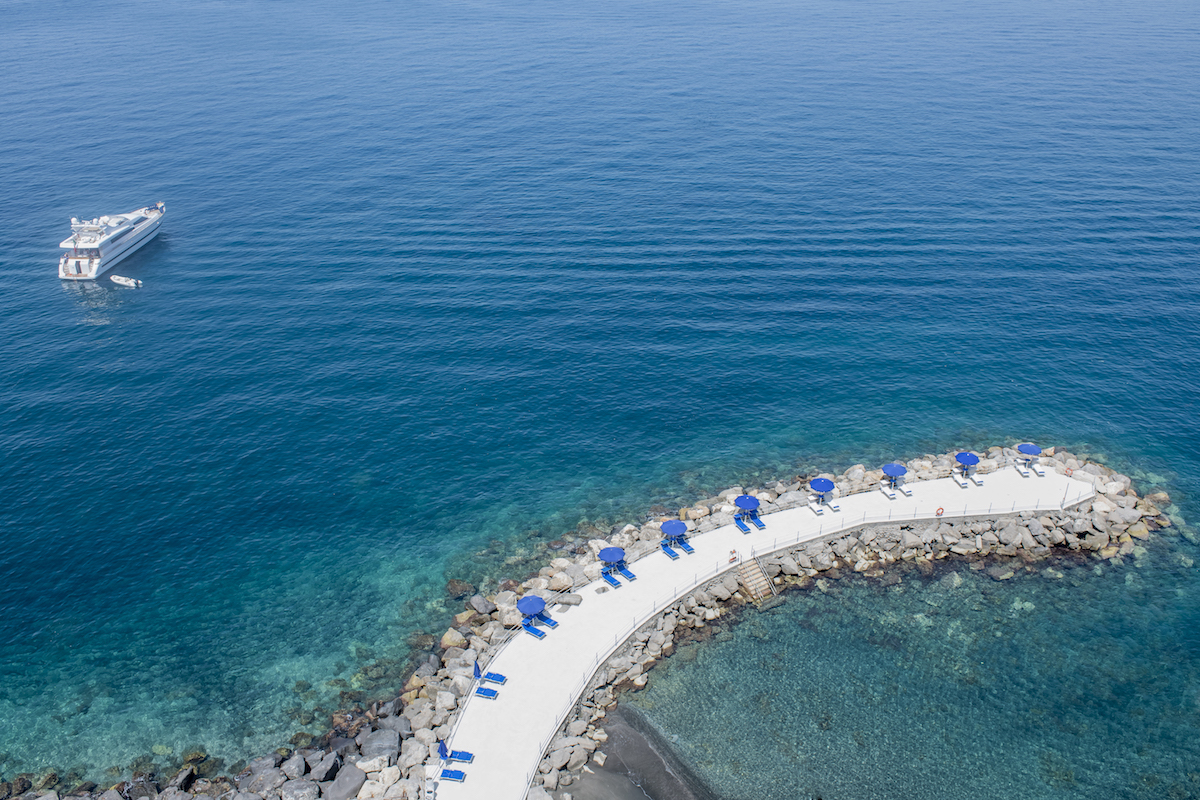 Pontile frangiflutti in acque azzurre dall'Hotel Barco de Principe a Sorrento